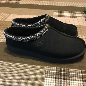 Black UGG men’s slippers
